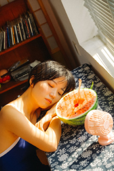 小蜜被两老头吸奶头在线观看